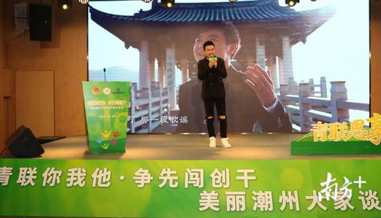 歌曲创作者郭元朝现场演唱广济桥灯光秀开场曲《潮州人》。