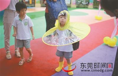 ▲小朋友穿着成套的雨具来上课，萌萌哒（本版图片均由记者 李梦颖 摄）