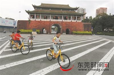 根据规定,在道路上骑自行车,必须年满12周岁。图为几个小朋友骑着共享单车外出游玩 东莞时报资料图 记者 陈栋 摄
