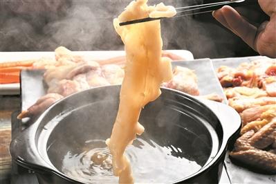 花胶与鸡一起烹调，风味独特。 广州日报全媒体记者王维宣摄