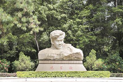 冼星海雕像矗立<strong>麓湖</strong>侧畔。