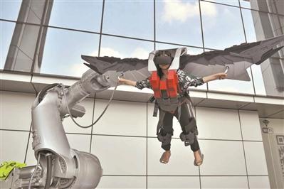 广东科学中心门口展示的翼装飞行VR设备 广州日报全媒体记者杨耀烨 摄