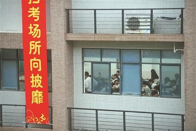 万江中学，考生们在进行最后的复习冲刺。