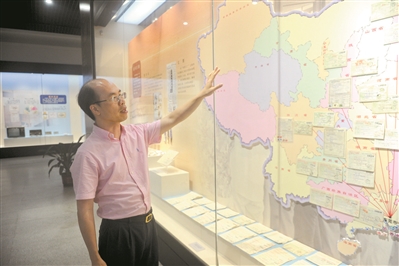 王晓强收集的大量汇票按照目的地区被贴到了中国地图上进行展览。