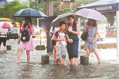 雨中，人们涉水而行。