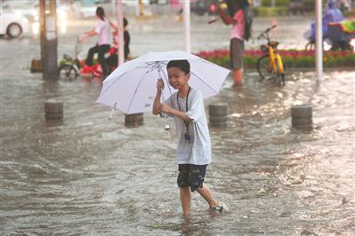 雨中,人们涉水而行。