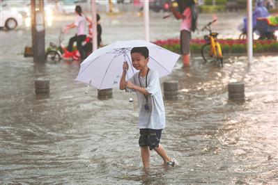 雨中，人们涉水而行。