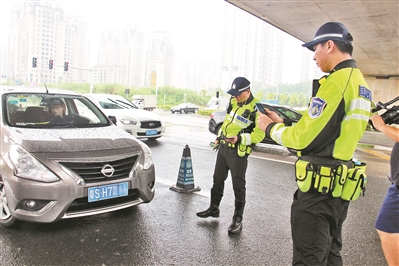 警部门加大对违法交通行为的查处力度。
