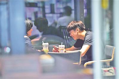 人均奶茶消费金额,男性并不逊于女性。 广报全媒体记者龙成通摄