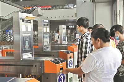 东莞东站启用自助验票机,旅客可“刷脸”进站。
