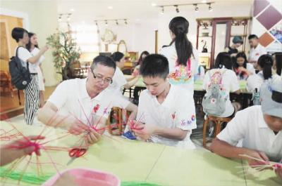 北美华裔青年到南海学习藤编。(资料图片)珠江时报记者/刘贝娜摄
