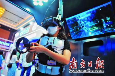 与会嘉宾正在体验VR高清互动设备。