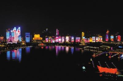        5月7日，青岛浮山湾展现青岛风光的主题灯光秀（无人机拍摄）。上海合作组织青岛峰会下月将在青岛举行。新华社记者 李紫恒 摄