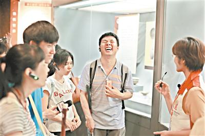 在省博，前来参观的市民被解说员的精彩讲解逗得开怀大笑。 广州日报全媒体记者王维宣 摄