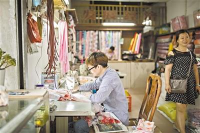 <strong>高塘墟</strong>内的一家布匹店仍在营业中。