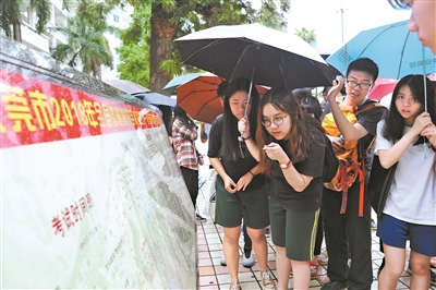 考生在东莞中学考场踩点。