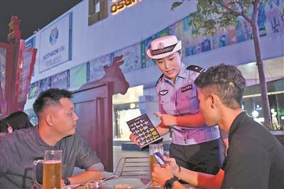 交警在酒吧里进行拒绝酒驾宣传。广州日报全媒体记者邱伟荣 摄