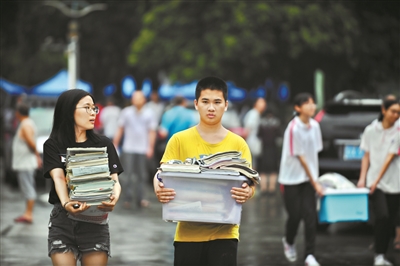 参加今年高考的学生们。广州日报全媒体记者龙成通 摄