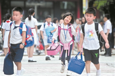 “我要开学啦!”(设计对白) 广州日报全媒体记者葛宇飞摄