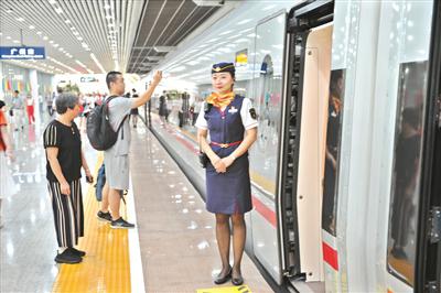首趟从广州南站开往香港西九龙站的G6501次“复兴号”列车。