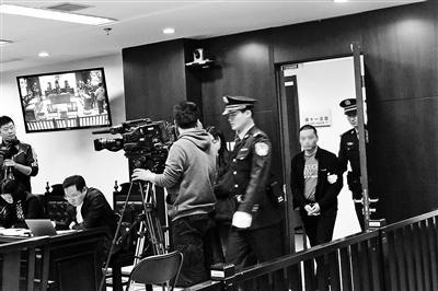 嫌犯出庭受审。 北京青年报 图