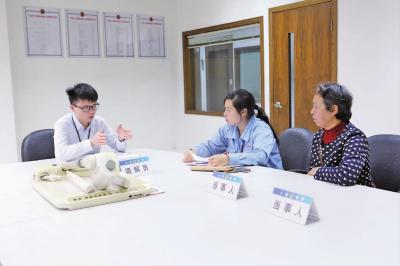 调解员对当事双方进行调解。