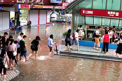 广州遭遇暴雨天气，城市部分地区内涝严重 图/视觉中国