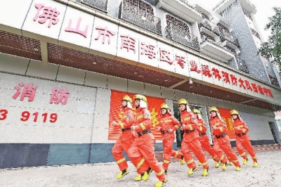 集结后,队员们跑步前往消防车辆。