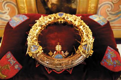 圣母院内最重要的文物“荆棘冠”已经被成功抢救。