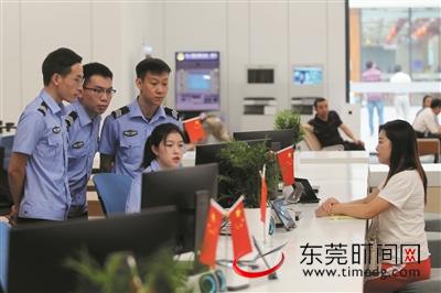 市民服务中心政务大厅公安业务区,市民在窗口办理业务 东莞时报资料图 记者 陈帆 摄