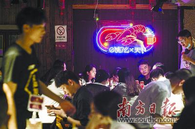 广州|广州夜经济升温 有小龙虾店称:七成营收来自夜市