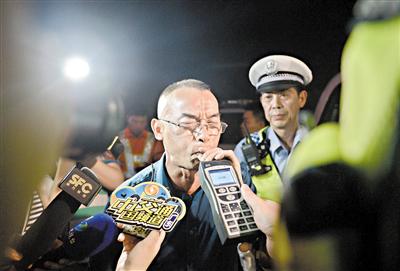 夜查行动现场。广州日报全媒体记者乔军伟摄