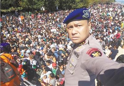 地震发生后,数百民众聚集岸边,在吉利群岛等候撤离。 @视觉中国