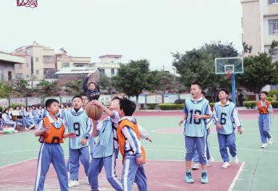 大沥嘉福学校的学生们正在进行班级篮球比赛。