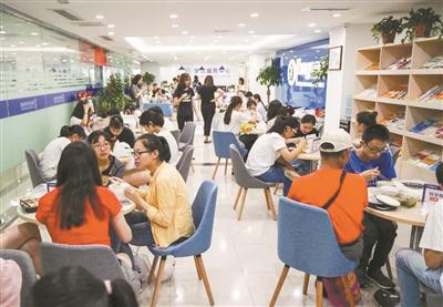 上辅导班的学生在课室内吃午餐。