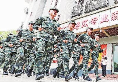 西樵中队在营区进行体能训练。