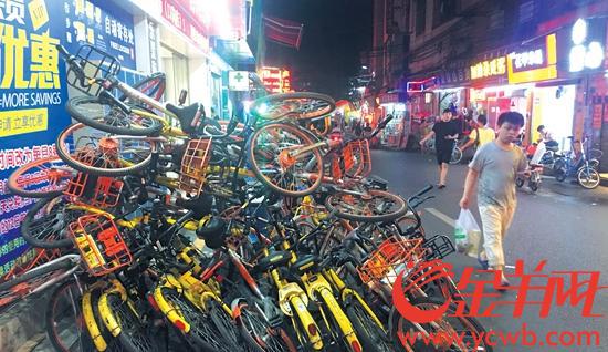9月4日，在广州上社街边，共享单车堆成“山” 梁怿韬 徐雪亮摄