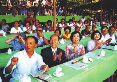1980年,马万祺等港澳乡亲及海外侨胞观看锦龙盛会。(资料图片)