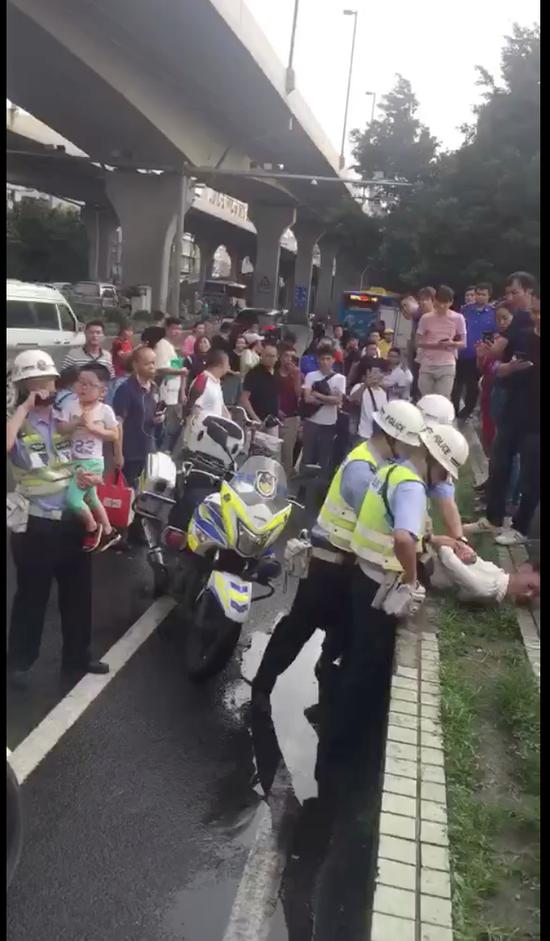 广州环市路有人偷小孩系乌龙事件：男子为小孩亲属