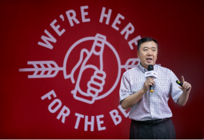 百威亚太北区供应链及物流副总裁程衍俊在百威佛山工厂酿造日上致辞