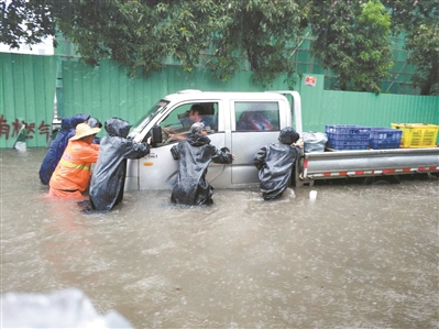 昨日，黄江镇三防部门在积水严重路段疏导群众。