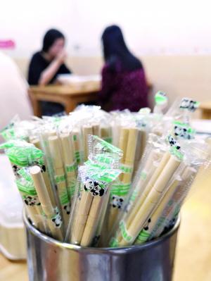 金菊路附近的沙县小吃店提供的套装消毒筷子。