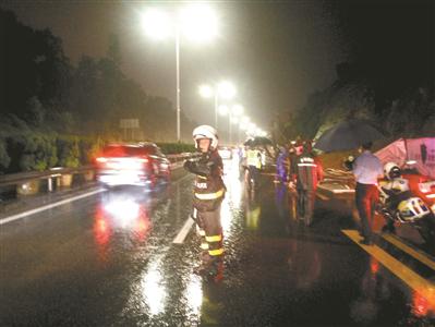 民警在暴雨夜坚守街头。