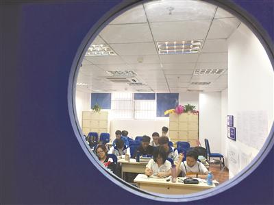 越秀区某辅导班的学生们在上课。