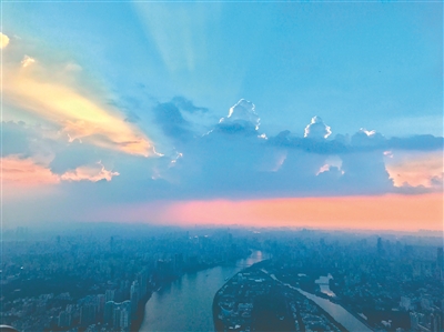 昨天傍晚时分，广州天空色彩斑斓。 广州日报全媒体记者苏俊杰 摄