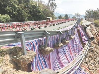 通往深圳官湖方向的路被掏空。