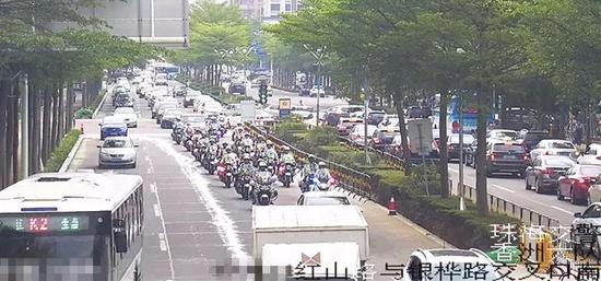 除了车流,再来看看体育中心外围人流。▼