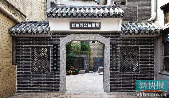 松柏西公厕门楼的内进空间展现出庭院小景。