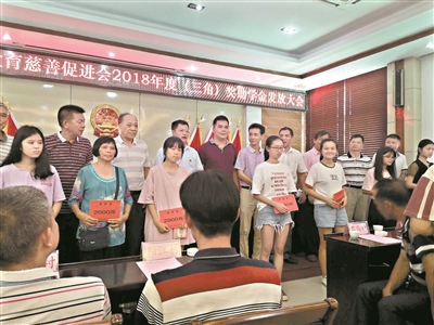 连平县大湖老区举办奖学助学活动。
