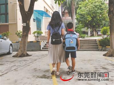 妈妈陪郭敬轩到厚街前进小学报到 东莞时报见习记者 覃志杰 摄